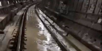 «Фактически течет река». Появилось видео с закрытого участка синей ветки метро в Киеве