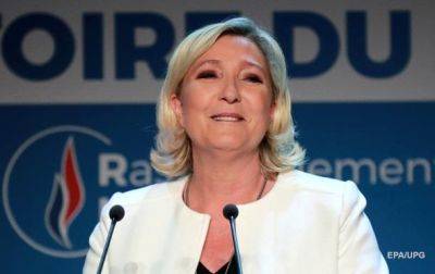 Лидер французских ультраправых Ле Пен предстанет перед судом