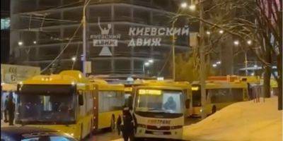 «Транспорт не может уехать». В Киеве на Лыбедской образовалась пробка из автобусов, которые запустили вместо метро — видео