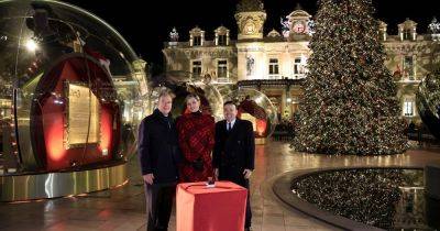 Княгиня Монако Шарлен зажгла праздничные огни в пальто за более 200 тыс. грн (фото)