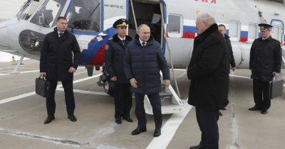 Онколог и моряки с "ядерным чемоданчиком": СМИ рассказали, кто сопровождает Путина на встречах