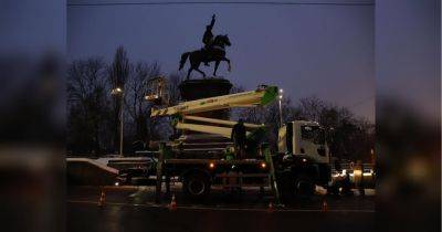 В центре Киева могут ограничить движение транспорта в связи с демонтажем памятника Щорсу (фото)