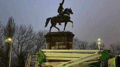 В Киеве начали демонтаж памятника Щорсу – фото