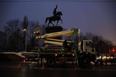 В Киеве начали демонтаж памятника Щорсу, кадры: украинцы высказали мнение