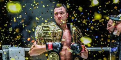 Украинский боец объединил титулы в двух видах спорта, отправив соперника в жесткий нокаут — видео