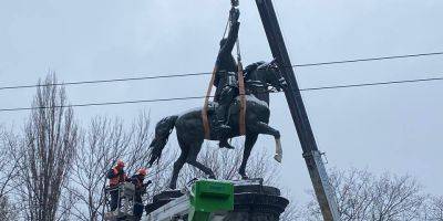 В Киеве демонтировали памятник Щорсу на бульваре Шевченко — фото, видео