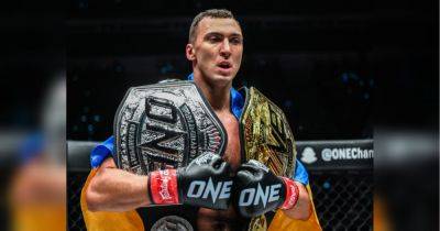 Украинский гигант Крыкля стал чемпионом мира в супертяжелом весе по тайскому боксу: видео зрелищного нокаута