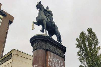В Киеве начали демонтировать монумент Щорсу - фото