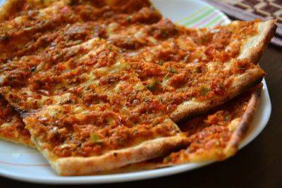 Лучше, чем пицца и пироги: рецепт лепешек с фаршем и помидорами по-армянски