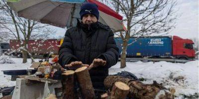 «Ребята уже хотели голодать». Как украинские водители живут на границе с Польшей — репортаж ВВС