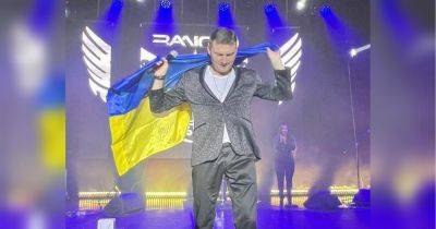 Приятный сюрприз: на концерте военные подарили украинскому певцу флаг от генерала Залужного