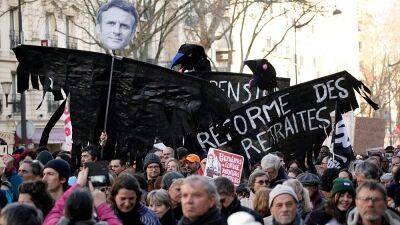 "Бороться нужно прямо сейчас": французы протестуют против пенсионной реформы
