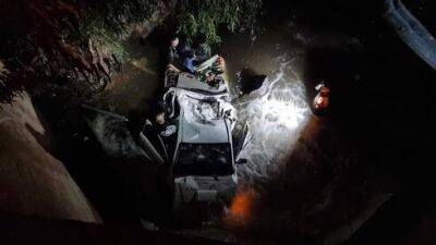 Машина вылетела с мокрого шоссе и рухнула в реку на севере Израиля
