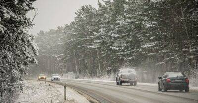 Из-за снега и обледенения дорог затруднено передвижение по всей Латвии
