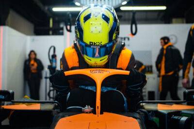 Карлос Сайнс - Шарль Леклер - Роберт Шварцман - Оскар Пиастри - В McLaren проводят тесты в Барселоне - f1news.ru - Бахрейн