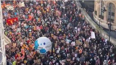 В Лондоне сотни тысяч человек вышли на забастовку из-за закона о минимальном уровне работы