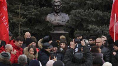 В Волгограде к юбилею победы в Сталинградской битве открыли бюст Сталину