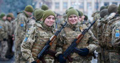 С оружием в руках Украину защищает 60 тысяч женщин