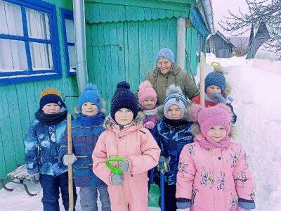 В Кунгурском округе дети помогают чистить снег пенсионерам
