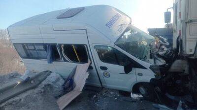В массовом ДТП с пассажирской «ГАЗелью» и тремя грузовиками в Новосибирской области пострадали три человека