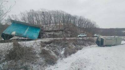 В Приморье иномарка врезалась в автобусную остановку и опрокинулась в кювет. В ДТП пострадал пожилой пешеход