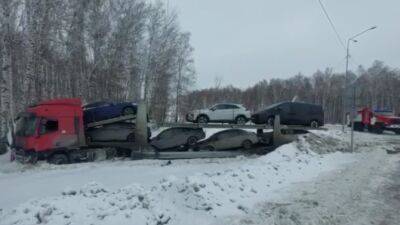 На трассе в Тюменской области столкнулись легковушка и автовоз