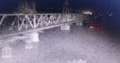 Россияне сообщают об ударе подводным дроном по мосту в Затоке: в ОВА ответили (видео)