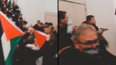 Пропалестинские активисты напали на посла Израиля в Мадриде - видео