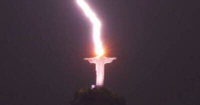 В статую Христа-Спасителя в Бразилии попала молния (фото)