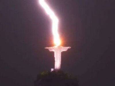 В Рио-де-Жанейро молния попала в статую Христа Спасителя