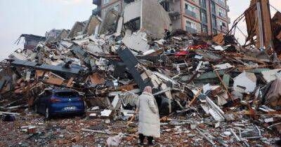 В Турции после землетрясения начали задерживать строителей и подрядчиков (фото)