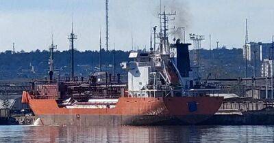 "Накрыли тряпками": танкер в Керчи спрятал свое название и бортовой номер (фото)