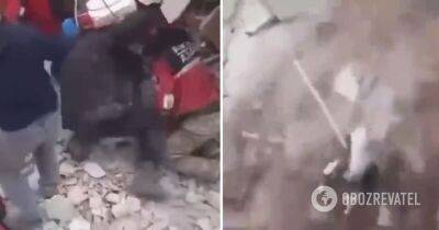В Турции на спасателей рухнула часть дома: момент ЧП сняли на видео
