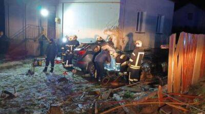 Во Львовской области автомобиль въехал в стену дома, есть погибшие