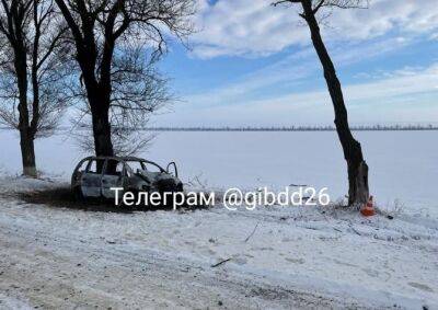 На Ставрополье автомобиль врезался в дерево и загорелся