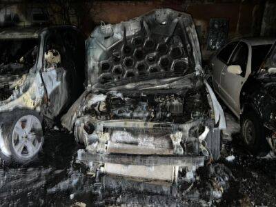 4 машины сожгли в Одессе на парковке у дома | Новости Одессы
