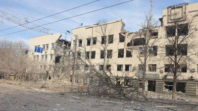 Россияне сносят и превращают в бетонную крошку дома в Мариуполе