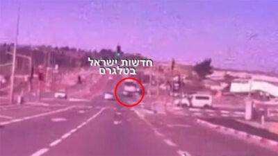 Видео теракта в Иерусалиме: террорист обгоняет машину и сбивает людей