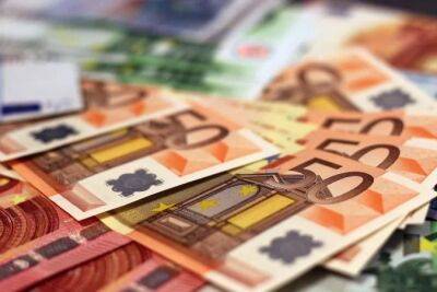 Евро подешевел на 32 копейки. Официальный курс валют