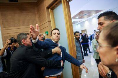 Депутаты от оппозиции сорвали заседание комиссии: пели песни, кричали и прыгали на столы