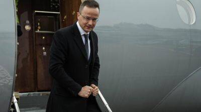 Глава МИД Венгрии прилетел в Минск: будет «представлять мирную позицию по Украине»