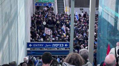 Очереди и переполненные поезда: тысячи демонстрантов покидают Иерусалим