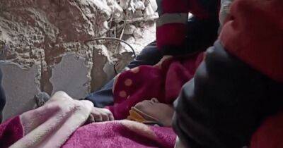 Более недели под завалами: спасению ребенка в Турции аплодировали стоя (видео)