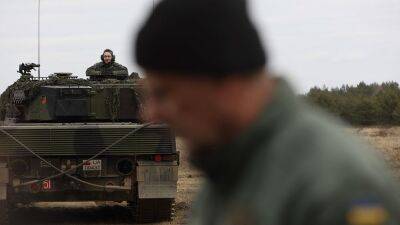 Украинские танкисты обучаются управлять танками Leopard 2 в Польше