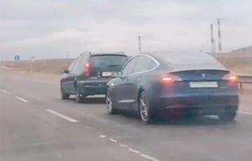 Renault буксирует Tesla на трассе в сторону Гродно: видеофакт