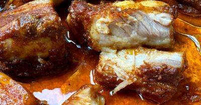 Изумительные свиные ребрышки с пикантным соусом в духовке: пошаговый рецепт