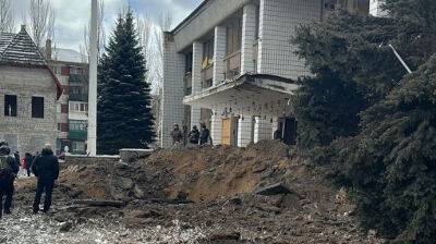 Россияне попали в медучреждение и дворец культуры на Донетчине: есть раненый