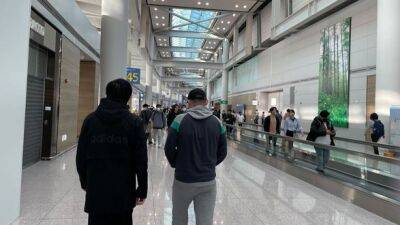 Двое россиян, которые на месяцы застряли в аэропорту Южной Кореи, добились права подать заявление на получение статуса беженца