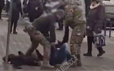 В Одессе люди в форме жестко задержали мужчину