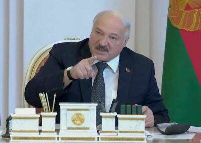 Лукашенко на совещание с правительством надел под пиджак рубашку с коротким рукавом